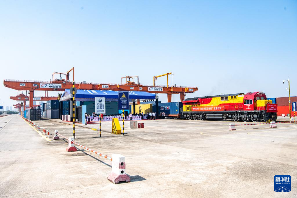 西部陸海新通道“渝深港圖定班列”首發