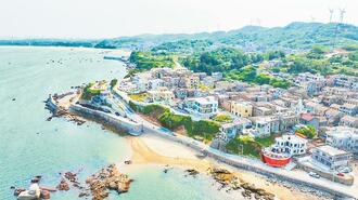  Pingtan: There are people on the white sand bank