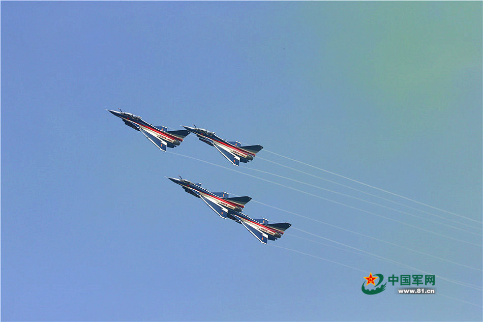 11月1日,中国空军八一飞行表演队在进行特技飞行表演,场面壮观.