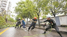 福建：党员干部们风雨中挺起“红色脊梁”