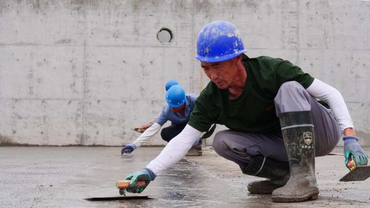 【原創】山丹：全力推進再生水循環利用 建設全國節水型社會新標杆_fororder_工人們正在抹平底板