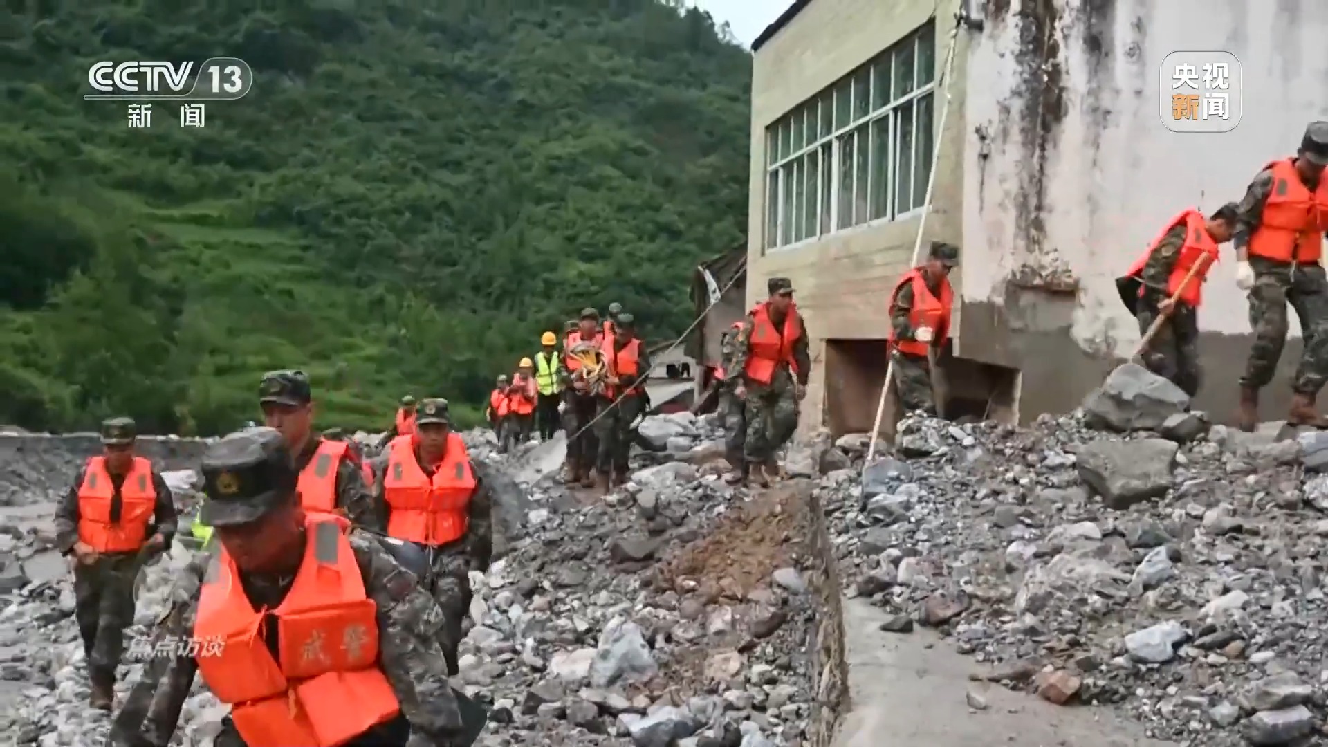 焦点访谈丨危难时刻 总有他们挺身而出！