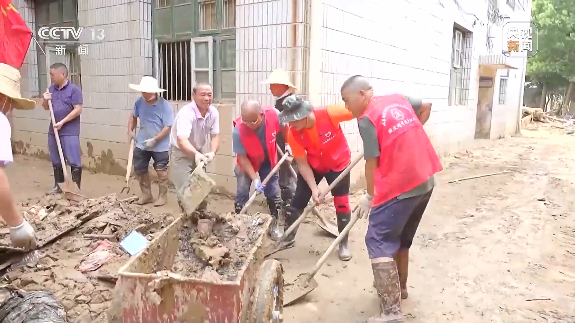 焦点访谈丨危难时刻 总有他们挺身而出！