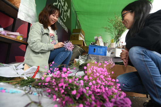 【聚焦重庆】花博会余温未减 市民赏花展笑颜