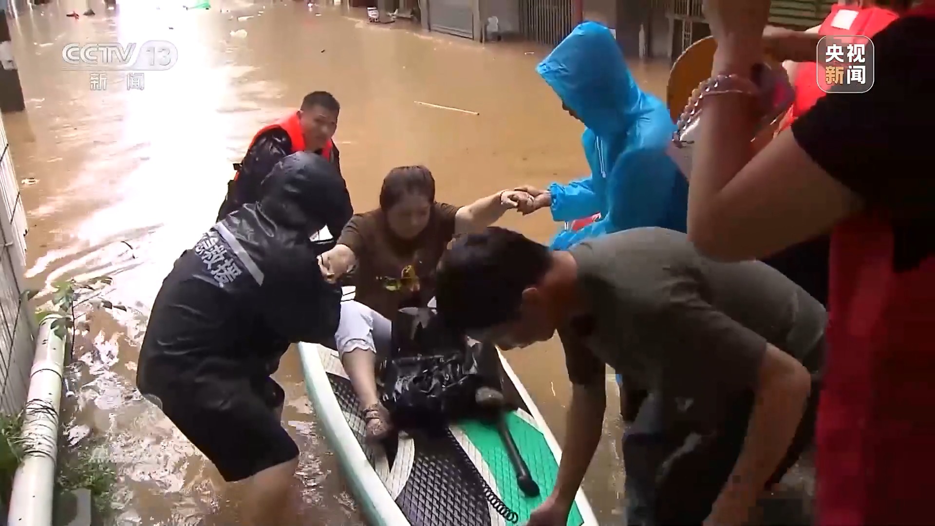 焦点访谈丨危难时刻 总有他们挺身而出！