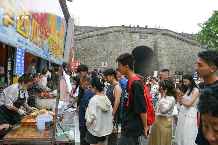 暑期旅游热 古城不“打烊”