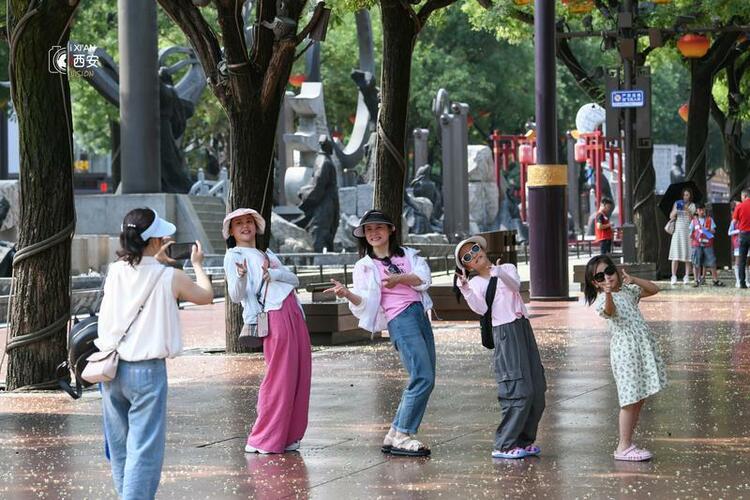 暑期旅游热 古城不“打烊”