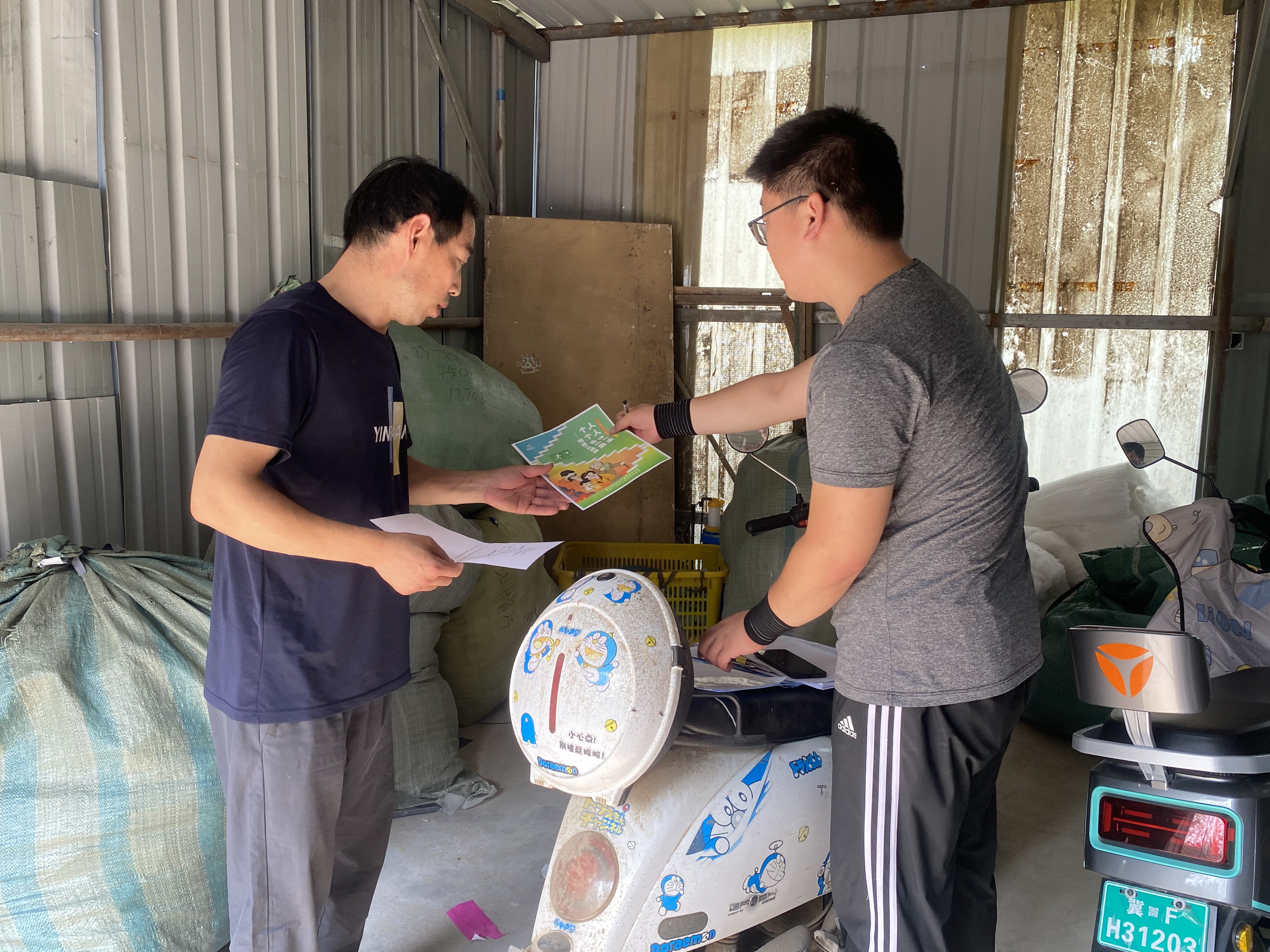 河北唐县：多措并举筑牢安全生产防线_fororder_工作人员发放安全生产宣传单