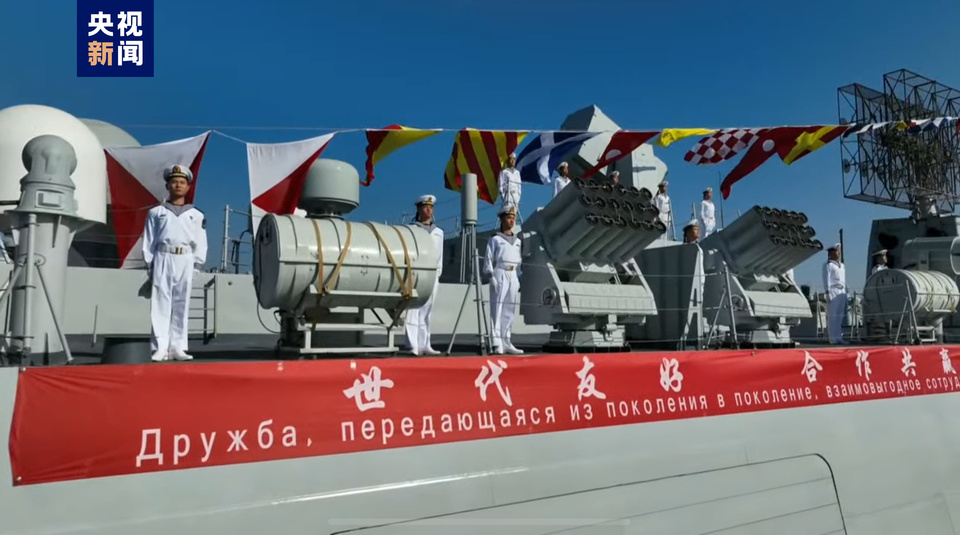 俄罗斯举行海军节阅兵活动 普京出席并发表讲话