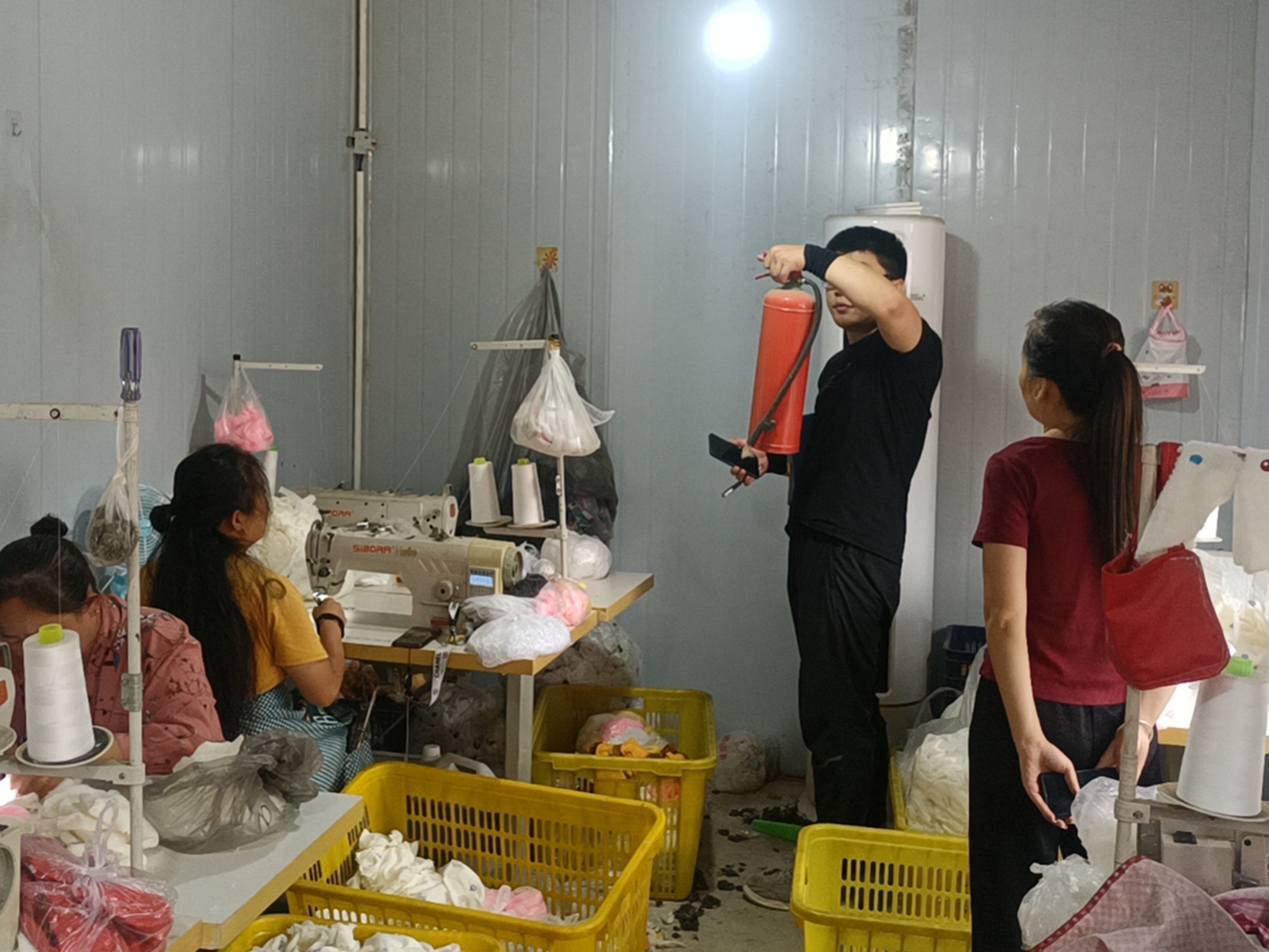 河北唐县：多措并举筑牢安全生产防线_fororder_工作人员进行安全隐患大排查 (2)