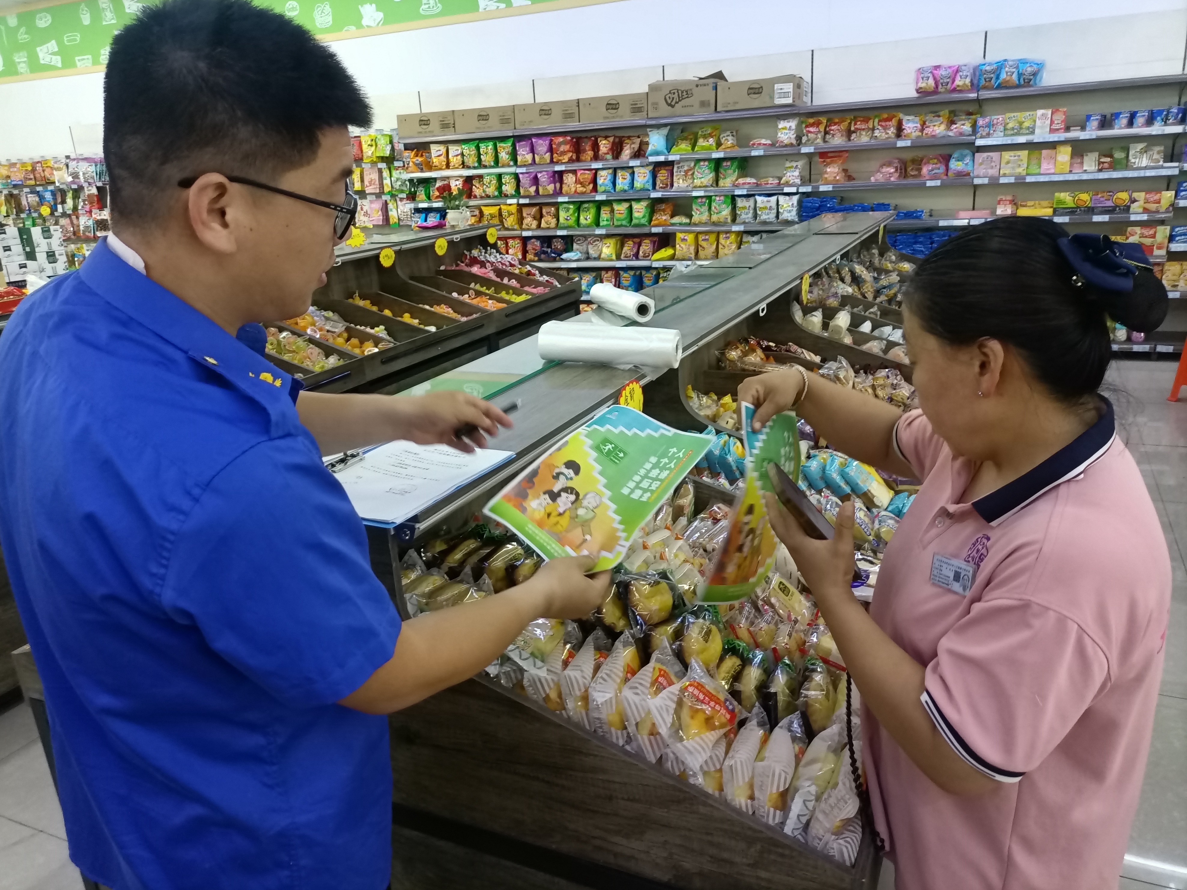 河北唐县：多措并举筑牢安全生产防线_fororder_工作人员宣传用火用电和消防安全知识