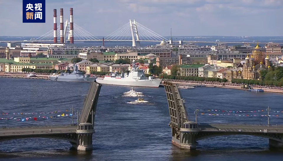 俄罗斯举行海军节阅兵活动 普京出席并发表讲话