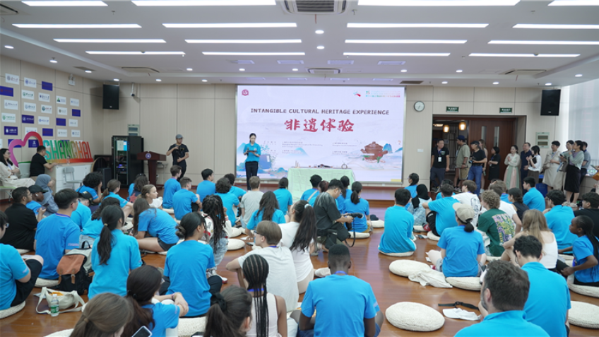 国内外の学生100人余り、上海市で無形文化財である中医薬の魅力を体験