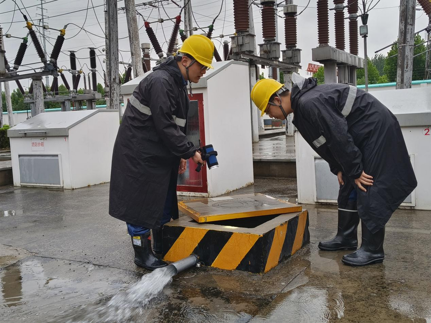State Grid Xuchang Power Supply Company Adequately Prepares Materials to Guarantee Power Supply during the Flood Season_fororder_长葛1