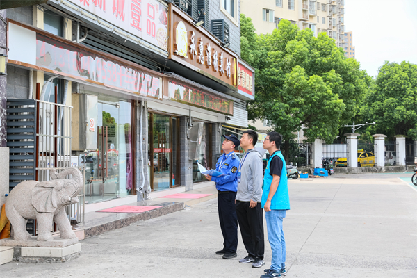 擦亮城市“容颜” 南京市雨花台区城管部门开展店招标牌专项整治_fororder_25