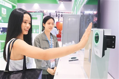 外籍来华人员、老年人等群体可灵活选择多种支付方式—— 各类场景支付更便利了