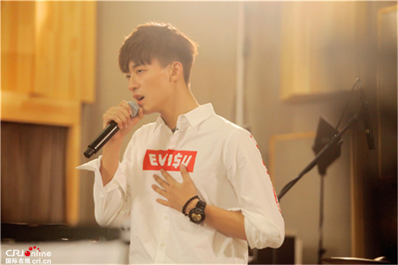 《一年级》两大队长直播人气pk 成毅耍大刀赵志伟卖萌