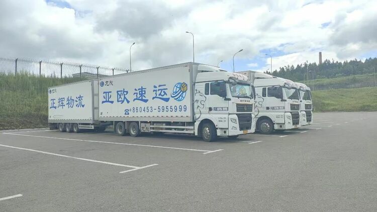 跨境物流新突破 黑龙江省首次引进中置轴双挂厢式货车_fororder_微信图片_20240731133642