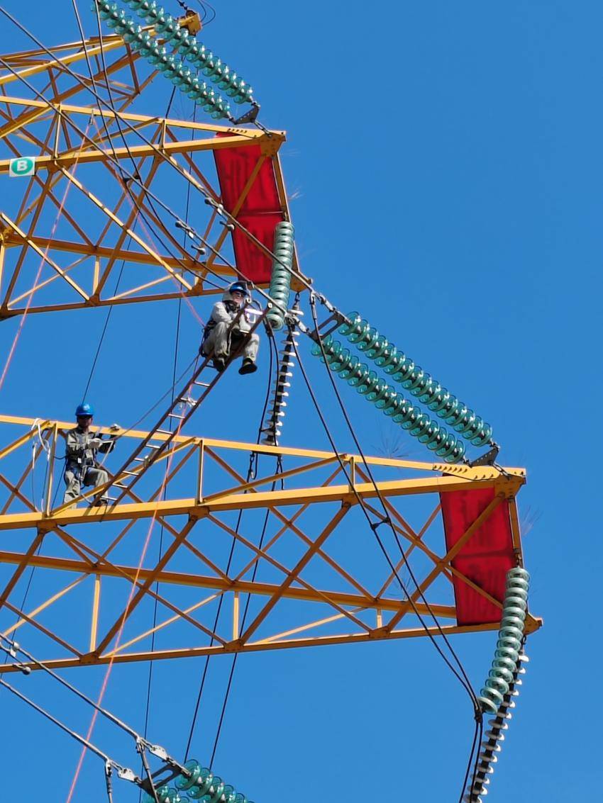 高溫、高空、高電壓！黃石帶電工越熱越往外跑