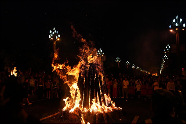 Torch Festival of Yi People in Liangshan: Nearly 200,000 People "Play with Fire" in the Carnival_fororder_Burning Torches [Photo by Liu Langtao]