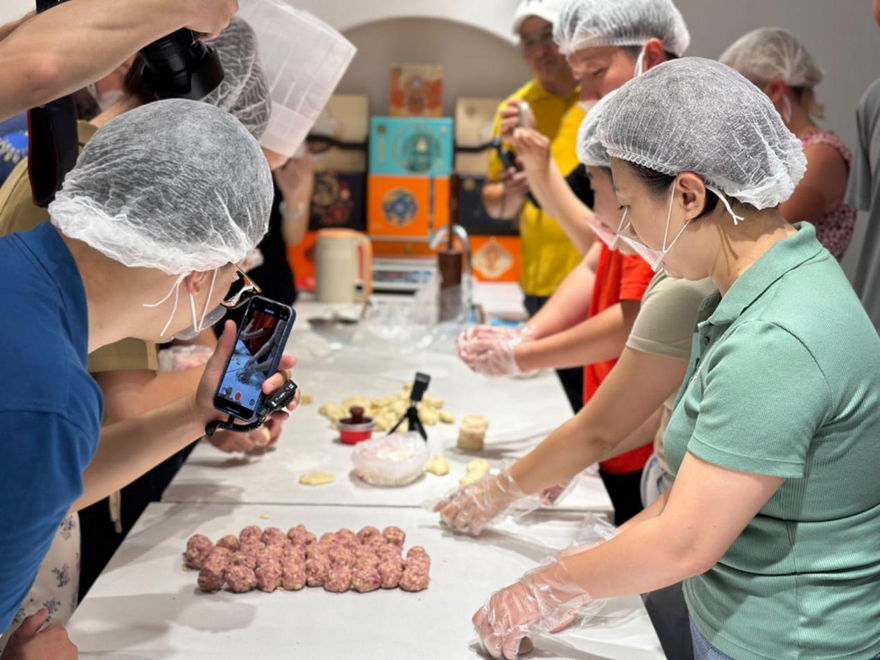 From Fingertips to Tongue: Chinese and Foreign Media Delegation's Trip to Explore Intangible Cultural Heritage Crafts_fororder_图片5