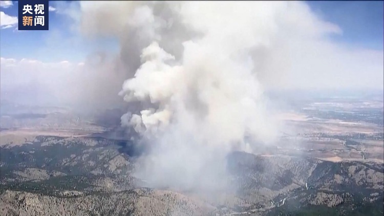 美国西部多处山火持续蔓延 部分地区已进入紧急状态