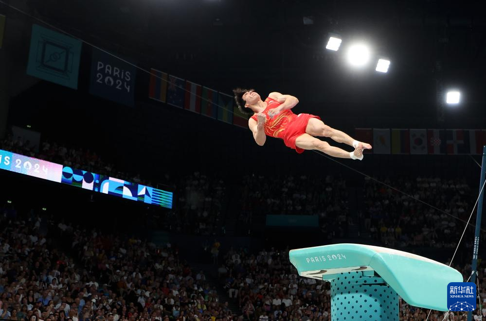 巴黎奥运会丨体操——中国选手张博恒,肖若腾分获男子