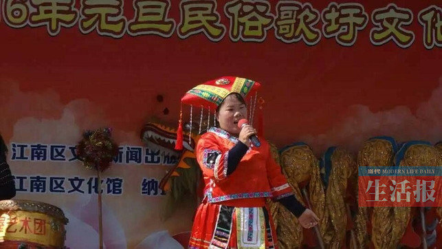 【八桂大地-南寧】【旅遊文體-圖文】她拿起掃把是環衛工 站到舞臺就是“山歌王”(圖) 【八桂大地-南寧】【旅遊文體-圖文】她拿起掃把是環衛工 站到舞臺就是“山歌王”(圖)