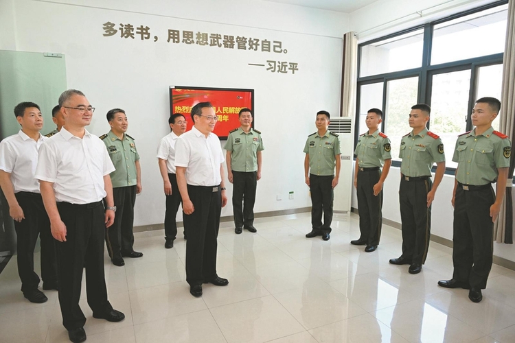 安徽省委书记梁言顺走访省军区并慰问在肥驻皖部队_fororder_13df1fb5-a821-4afa-a01a-44bcbb8a8f17