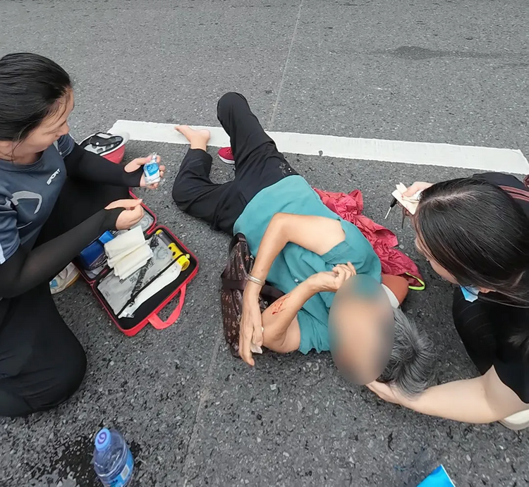 车祸现场紧急施救惠州红十字救护员显身手