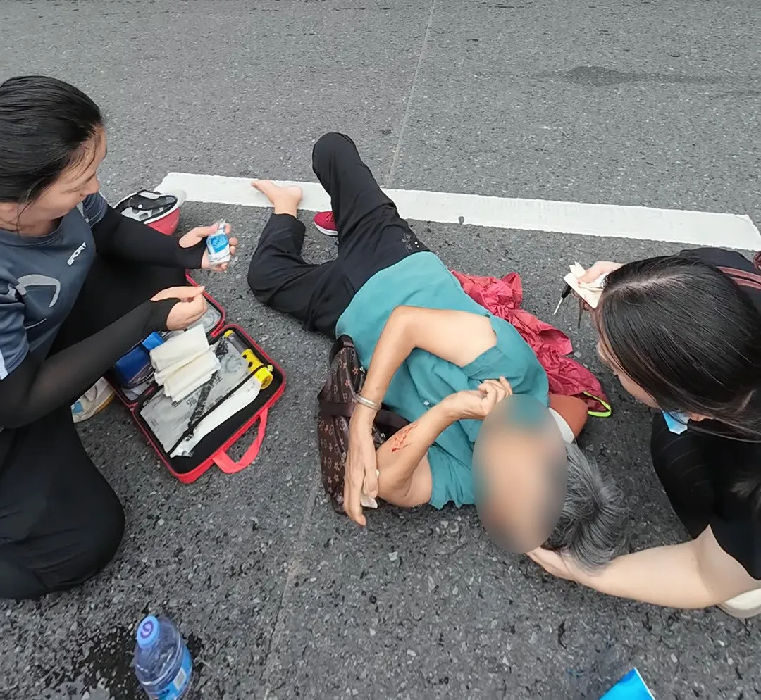 车祸现场紧急施救！惠州红十字救护员显身手_fororder_红十字