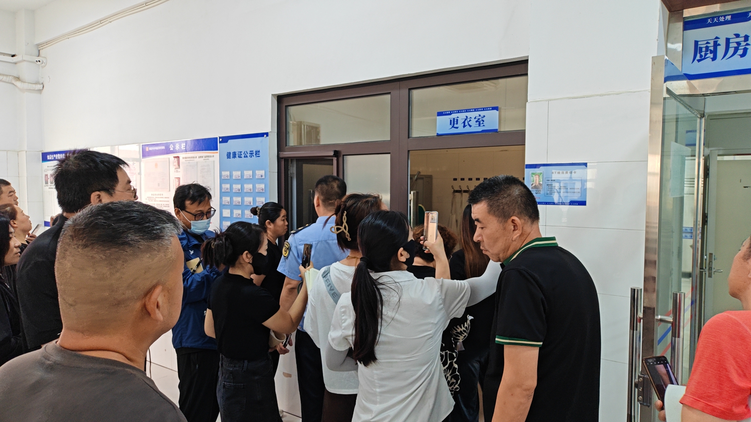 “双争”有我丨保定市满城区组织开展学校食堂观摩学习活动_fororder_参观学校食堂更衣室 摄影 刘鑫宇