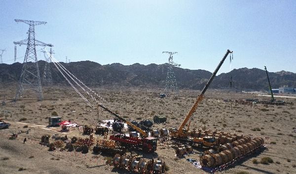 Xinjiang's First 750 kV UHV Transmission Project across Desert Railway Fully Completed_fororder_微信图片_20240829145521