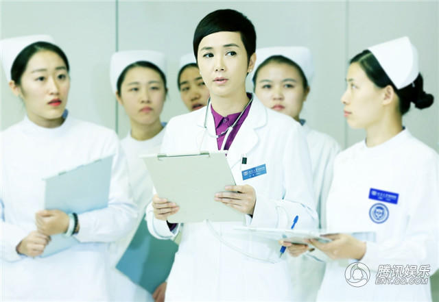妇产科医生蒋雯丽一身白大褂干练利落