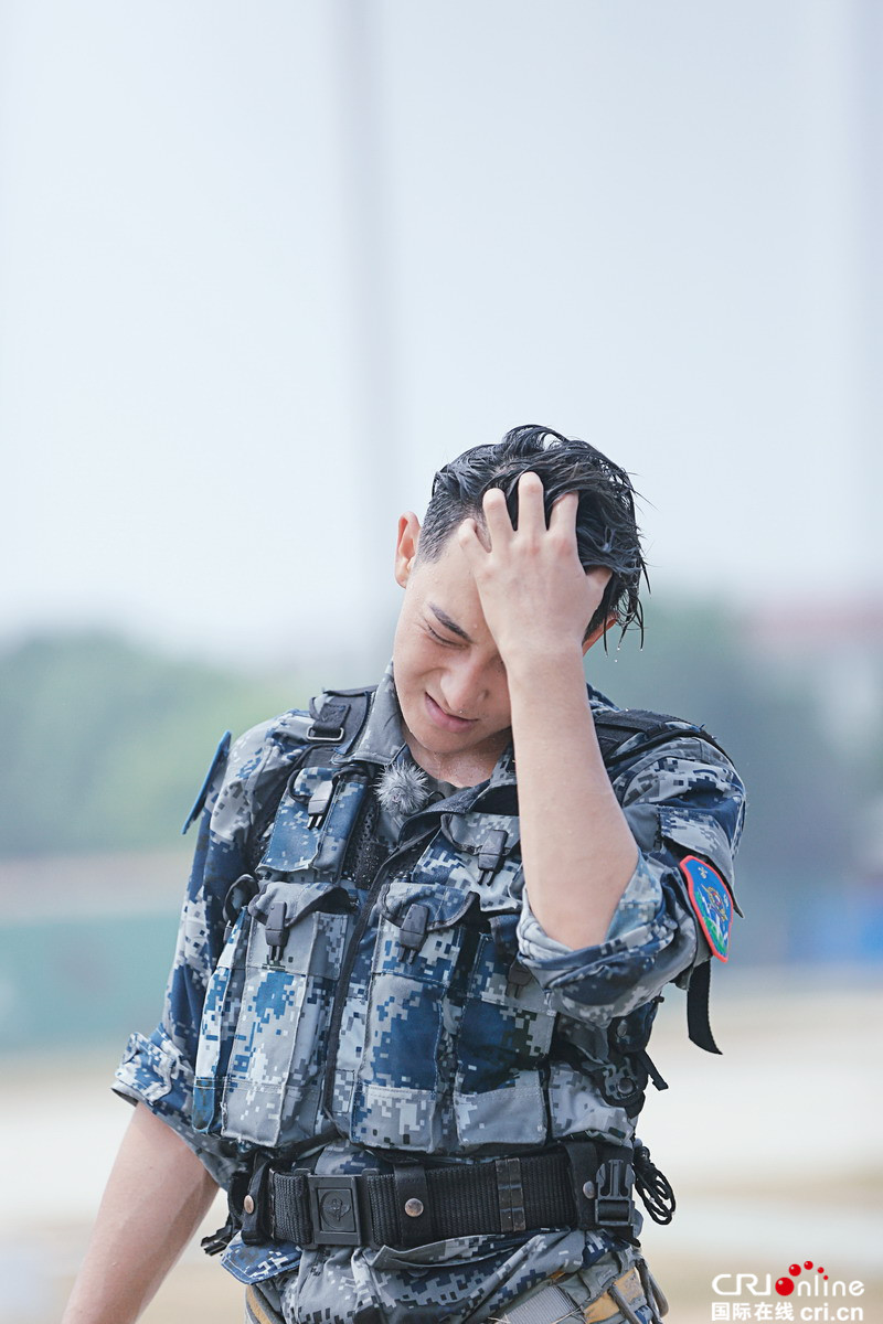 《真正男子汉》男女兵对抗战黄子韬汗如雨下