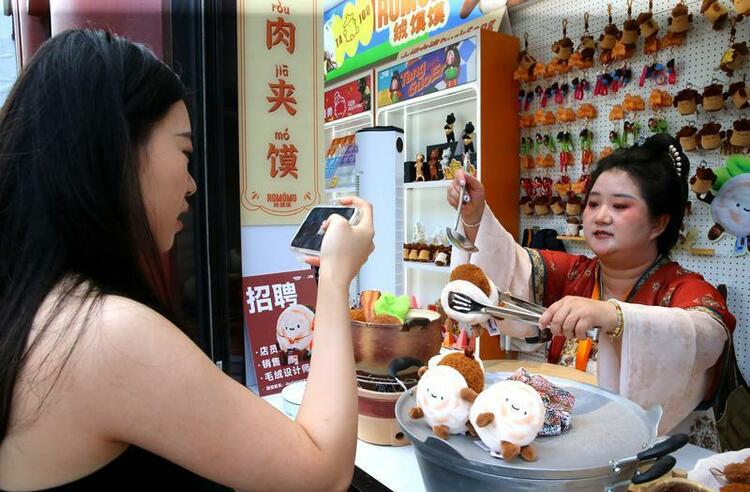 嘎嘎香,绒馍馍,出锅了!这枚“肉夹馍”究竟香在哪里?-国际在线