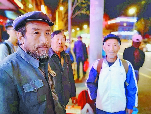 哈市救助站送甘肅三位流浪老人返鄉