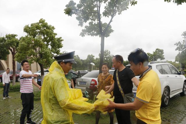 木蘭草原免費發放雨衣3000件 獲遊客點讚