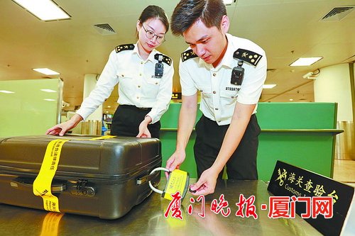 【要聞】【廈門】【移動版】【Chinanews帶圖】廈門機場試點“先期機檢” 進境旅客下機就能走