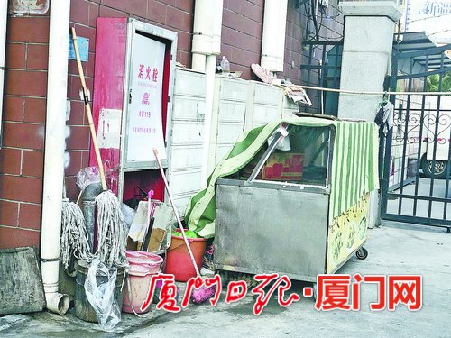 【福建時間列表】【廈門】【移動版】廈門這些小區垃圾亂堆車亂停 有礙觀瞻存隱患