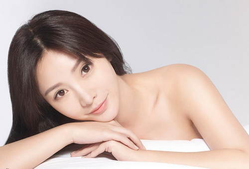 柳岩淡妆瓷肌展现性感女神清纯恬淡的另一面