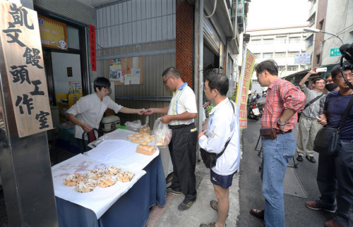 面包師拍攝陳水扁散步遭恐嚇 民眾力挺他搶購面包