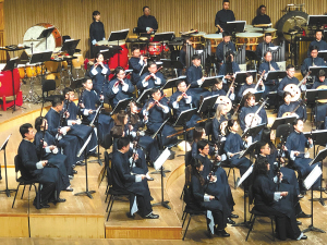 香港中乐团冰城首亮相 环保胡琴拉奏民乐盛典