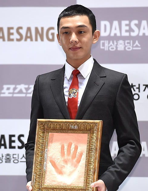 刘亚仁齐刘海板寸头 与李贞贤预热青龙奖