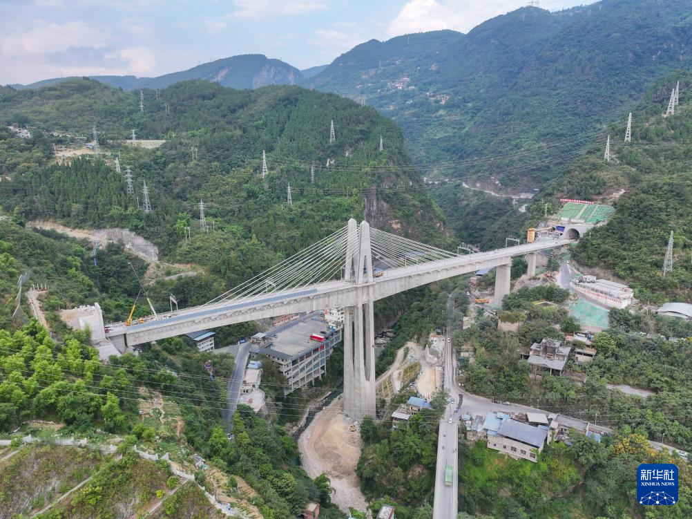 渝廈高鐵重慶東至黔江段全線橋隧貫通