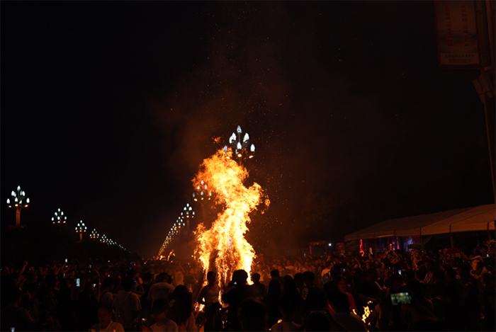 Torches Illuminate the Night: Multilingual Influencers Celebrates the Yi Torch Festival in Liangshan_fororder_Torch Festival Site [Photo by Liu Langtao]