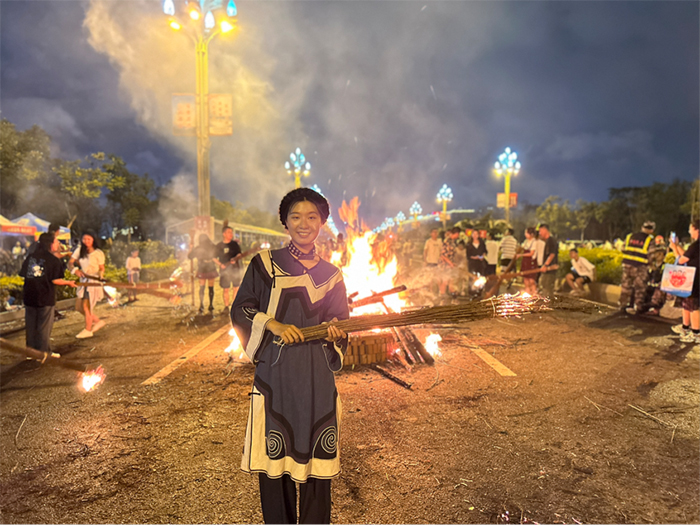 Torches Illuminate the Night: Multilingual Influencers Celebrates the Yi Torch Festival in Liangshan_fororder_Bengali Influencer Yang Zhizhen Experiences the Torch Festival [Photo by Xiang Fangyao]