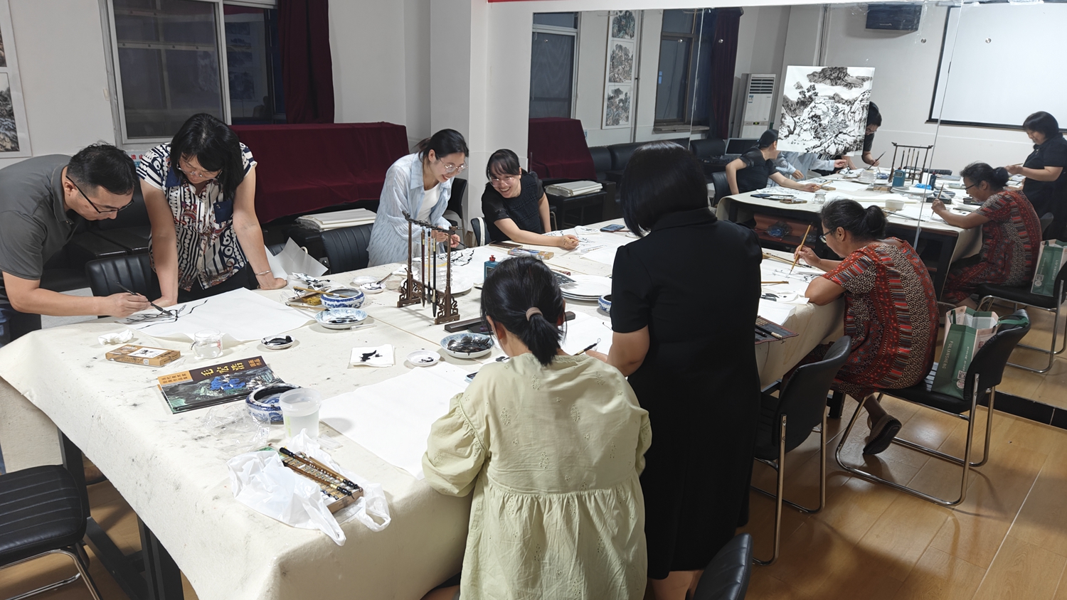 “双争”有我丨保定市满城区：青年夜校开启文化新“夜”态_fororder_满城区青年夜校国画公益培训班开课 摄影 袁野
