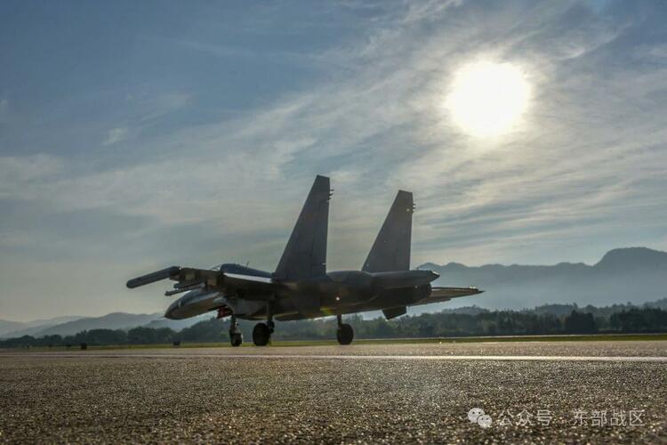 战鹰冲霄！空军航空兵某部跨昼夜练兵