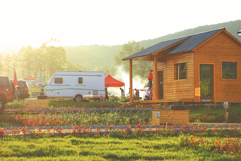 在黑龙江省牡丹江绥芬河市自驾游露营地感受浪漫风情